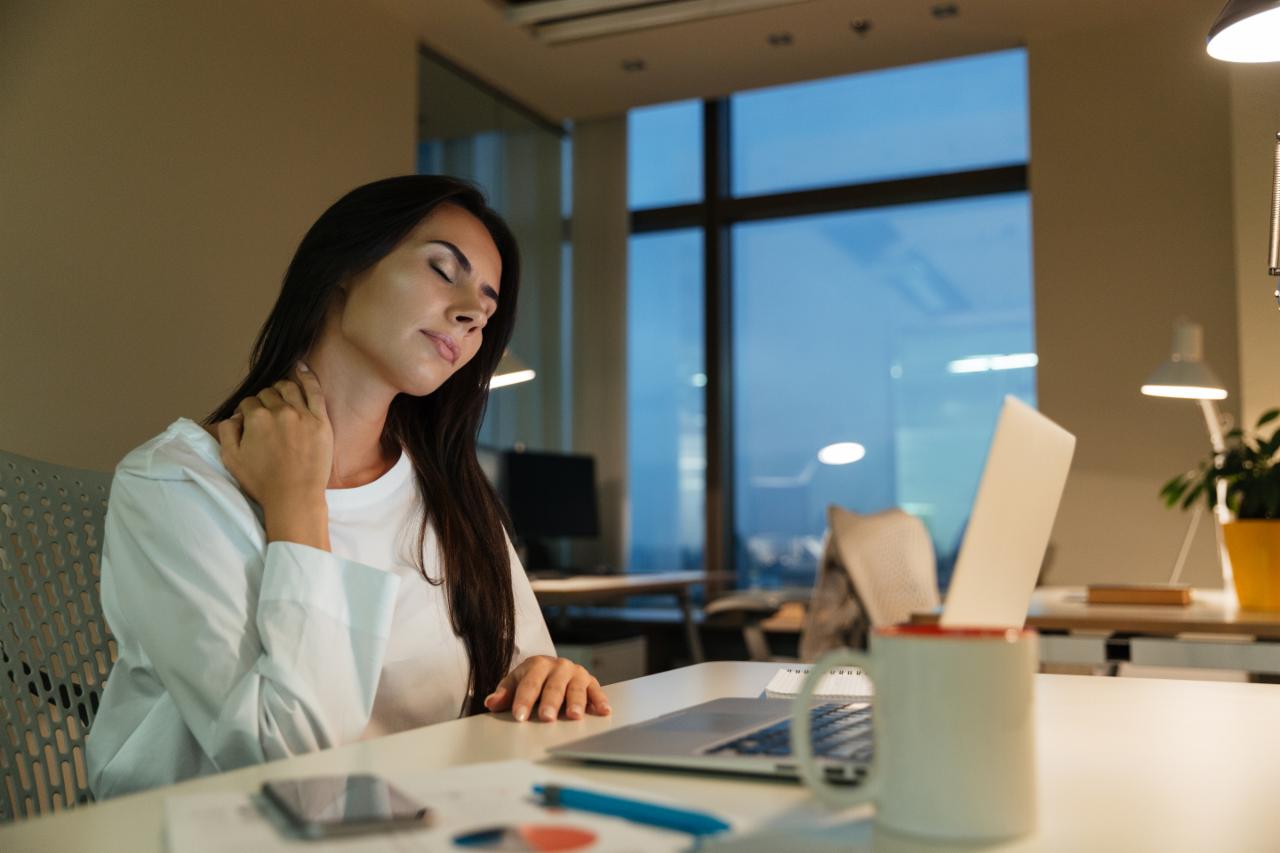 graphicstock-tired-fatigued-young-businesswoman-sitting-and-working-in-office_S87e2sw7_3g graphicstock-tired-fatigued-young-businesswoman-sitting-and-working-in-office_S87e2sw7_3g