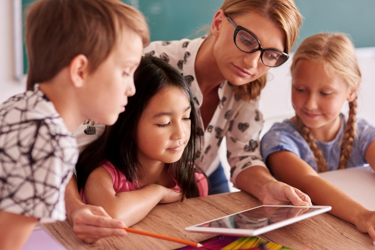 storyblocks-teacher-explaining-to-pupils-new-things_Svfl7dbFqG storyblocks-teacher-explaining-to-pupils-new-things_Svfl7dbFqG